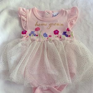 Used once cute flower onesie. Brand: Nicole Miller Size: 0-3 months